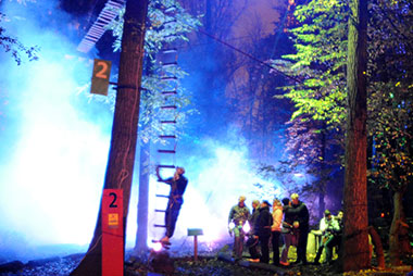 Eine Gruppe im Hochseilgarten bei Nacht tree2tree