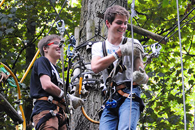 Zwei Schüler im Hochseilgarten tree2tree