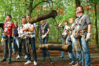 Eine Gruppe am Boden des Hochseilgartens Tree2Tree