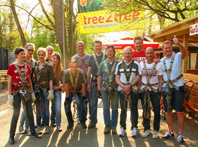 Eine Gruppe vor dem Eingang von Tree2Tree Hochseilgarten