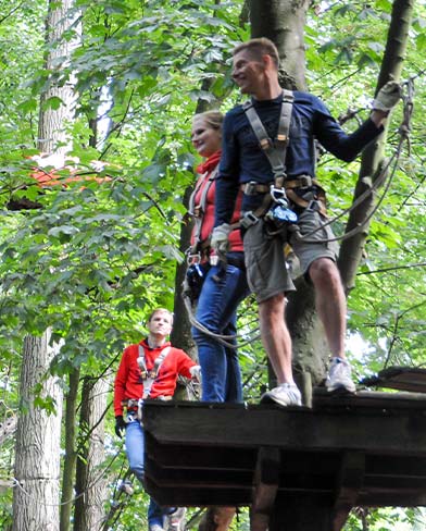 Eine Gruppe auf einem Kletterparcours tree2tree Hochseilgarten