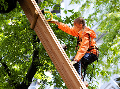 Ein Mädchen beim erklimmen eines Hindernisses im Hochseilgarten tree2tree