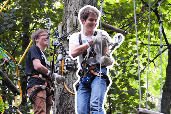 Zwei Schüler beim Klettern auf einem Kletterparcours im Hochseilgarten tree2tree Hochseilgarten